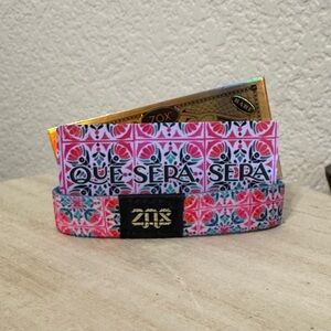 Collectible Zox wristband “Que Sera Sera” size M